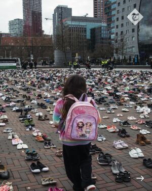 Kaya Yanar Instagram - Über zwei Stunden lang wurden in Rotterdam in den Niederlanden 8.000 Paar Kinderschuhe aufgestellt, um den Opfern im Gazastreifen zu gedenken. Alle zehn Minuten kam ein Paar Schuhe als Symbol für ein weiteres in Gaza getötetes Kind hinzu.
Foto: James Petermeier