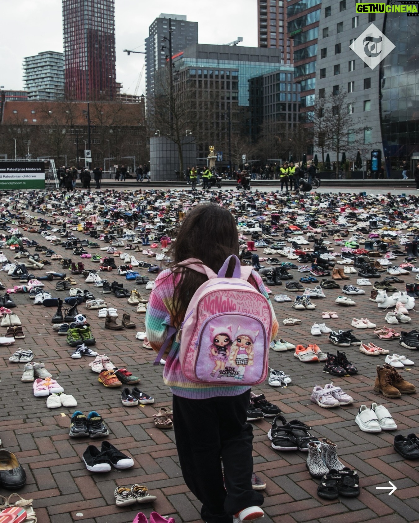 Kaya Yanar - 31.6K Likes - Über zwei Stunden lang wurden in Rotterdam in den Niederlanden 8.000 Paar Kinderschuhe aufgestellt, um den Opfern im Gazastreifen zu gedenken. Alle zehn Minuten kam ein Paar Schuhe als Symbol für ein weiteres in Gaza getötetes Kind hinzu.
Foto: James Petermeier