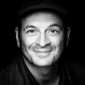 Kaya Yanar Instagram - Ich hatte die Gelegenheit, mit dem grossartigen @beatmumenthaler zu arbeiten. Keine Schminke, keine Retusche, reduce to the Max, wie er zu sagen pflegt. Danke Beat! Welches gefällt Euch am besten?