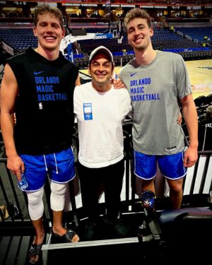 Kaya Yanar Instagram - Ich hatte im wahrsten Sinne des Wortes die „grosse“ Ehre, zwei der besten Deutschen Basketballer kennenzulernen: Moritz und Franz Wagner. Als glühender Basketball-Fan bin ich stolz auf die beiden Weltmeister, die es in die härteste BB-Liga der Welt geschafft haben 🏀💪🥇
