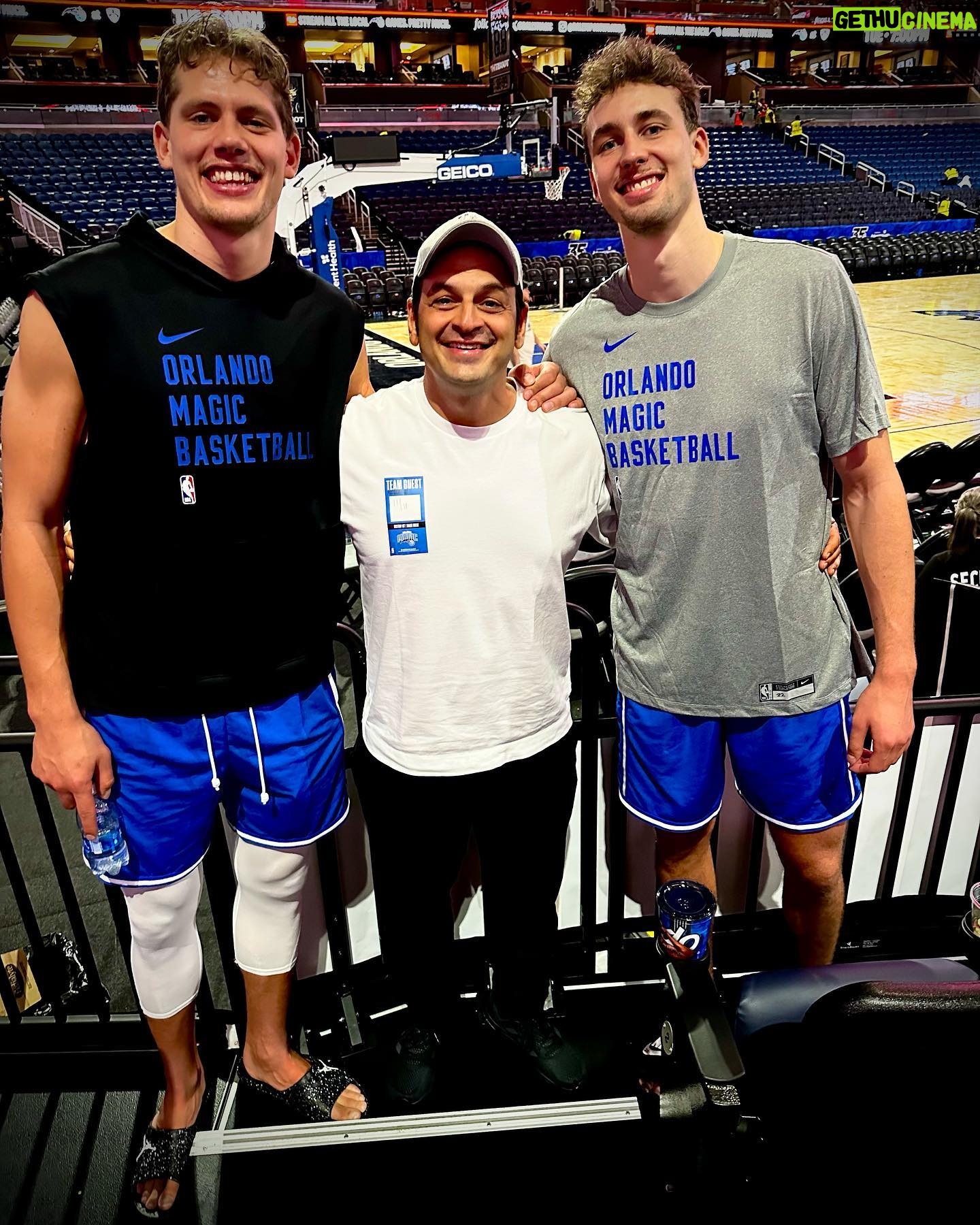 Kaya Yanar - 7.4K Likes - Ich hatte im wahrsten Sinne des Wortes die „grosse“ Ehre, zwei der besten Deutschen Basketballer kennenzulernen: Moritz und Franz Wagner. Als glühender Basketball-Fan bin ich stolz auf die beiden Weltmeister, die es in die härteste BB-Liga der Welt geschafft haben 🏀💪🥇