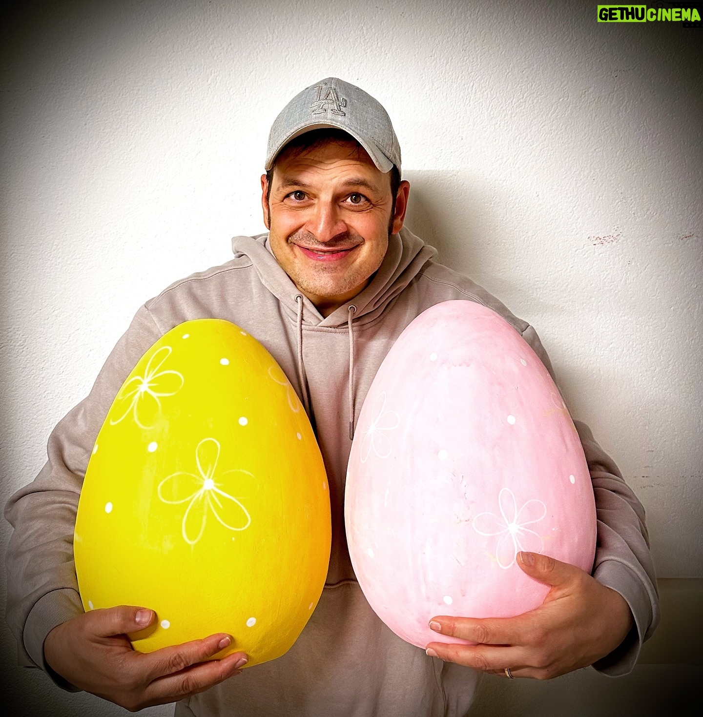 Kaya Yanar - 6K Likes - In England lässt man an Ostern die bunten Eier an abschüssigen Straßen hinunterrollen, bis die Schale ganz kaputt ist. Das mache ich jetzt auch. Frohe Ostern!