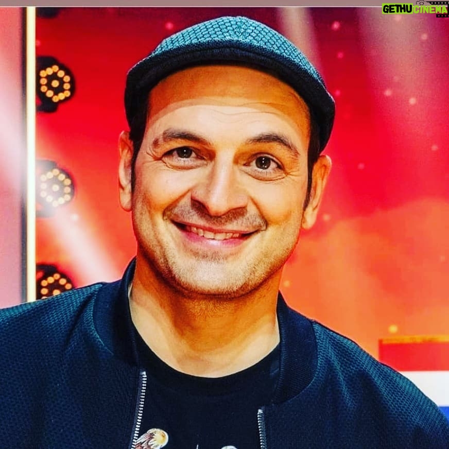 Kaya Yanar - 7K Likes - Hey Ihr Kayoten, kommt gut ins neue Jahr! Kann nur besser werden. Denkt an Eure Neujahrsvorsätze. Ich zB. möchte 5kg abnehmen, dafür fehlen mir nur noch 10! Okay, das war der letzte flache Gag in diesem Jahr 😊 Alles Gute, Euer Kaya.