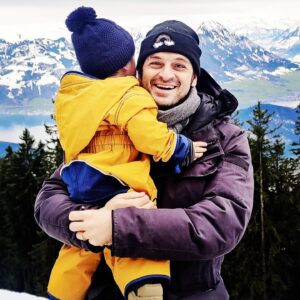 Kaya Yanar Instagram - Liebe Leute, bin etwas spät dran, aber ich wünsche Euch angenehme Festtage. So gut es halt geht...vielleicht mal den einen oder die andere kontaktieren, die Ihr vergessen habt. Ich mache das jetzt denn ich bin schlecht im Kontakthalten...bleibt gesund oder werdet es. Bleibt mir treu, bis bald, Euer Kaya.
