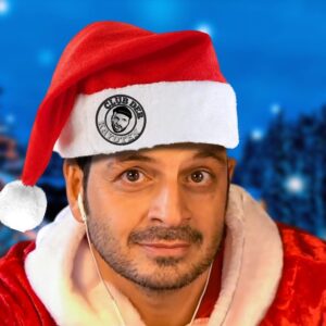 Kaya Yanar Instagram - Hey Ihr Kayoten, bald haben wir es geschafft, und 2020 ist Geschichte.  Schon der Release ließ nichts Gutes erahnen, die ersten Kritiken waren noch optimistisch, aber im März haben die Käufer dann schon ihre Version zurückgeben wollen. Es kamen ein paar Updates im Sommer, aber immer wieder fummelten einige User mit dem Quellcode herum und verschlimmerten alles. So blieb das Jahr bis zum Ende ziemlich verbuggt. Vielen bleibt nichts übrig, als ihr eigenes Betriebssystem zu aktualisieren. Egal, jetzt feiern wir erstmal Weihnachten Light, im Kleinen Kreis. Klein aber fein und sicher. Bleibt gesund, stabil und geniesst es, trotz allem. Euer Kaya