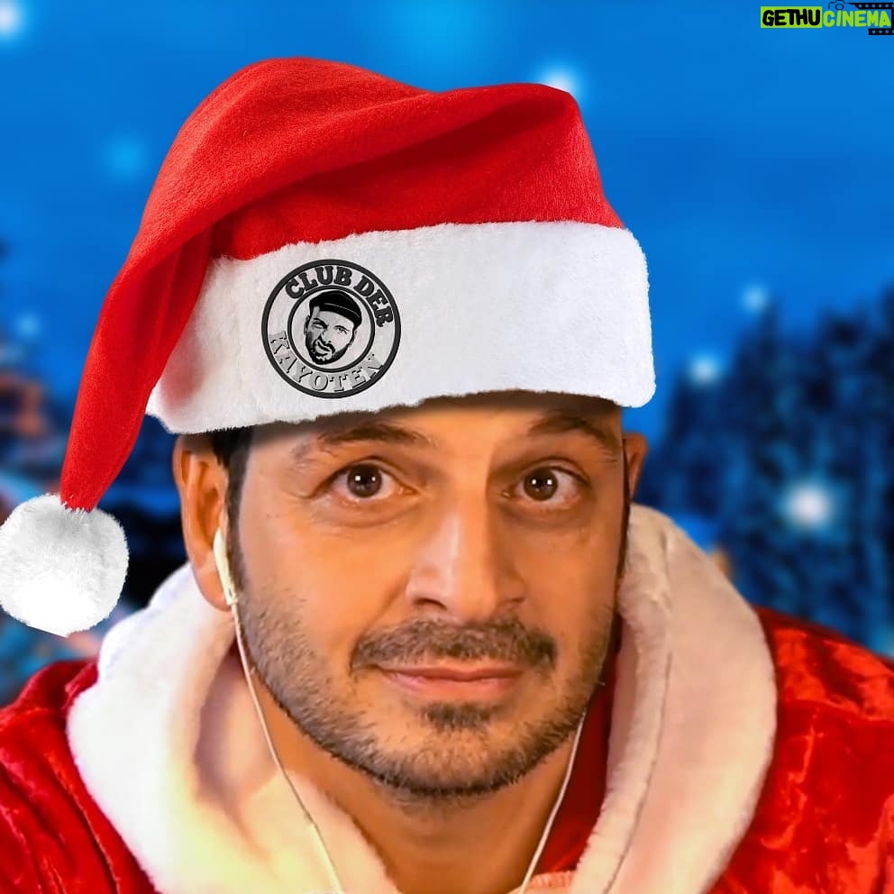 Kaya Yanar - 10.2K Likes - Hey Ihr Kayoten, bald haben wir es geschafft, und 2020 ist Geschichte. Schon der Release ließ nichts Gutes erahnen, die ersten Kritiken waren noch optimistisch, aber im März haben die Käufer dann schon ihre Version zurückgeben wollen. Es kamen ein paar Updates im Sommer, aber immer wieder fummelten einige User mit dem Quellcode herum und verschlimmerten alles. So blieb das Jahr bis zum Ende ziemlich verbuggt. Vielen bleibt nichts übrig, als ihr eigenes Betriebssystem zu aktualisieren. Egal, jetzt feiern wir erstmal Weihnachten Light, im Kleinen Kreis. Klein aber fein und sicher. Bleibt gesund, stabil und geniesst es, trotz allem. Euer Kaya