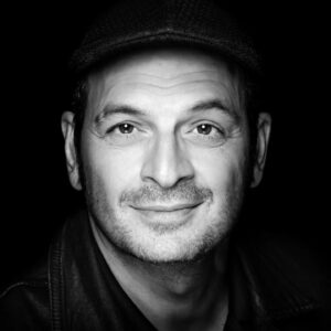 Kaya Yanar Instagram - Ich hatte die Gelegenheit, mit dem grossartigen @beatmumenthaler zu arbeiten. Keine Schminke, keine Retusche, reduce to the Max, wie er zu sagen pflegt. Danke Beat! Welches gefällt Euch am besten?