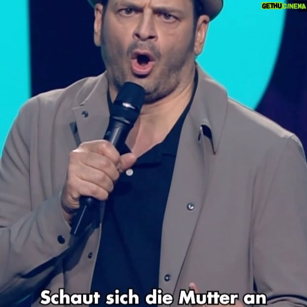 Kaya Yanar - 14.9K Likes - Wer noch mehr von Kaya Yanar live erleben will, kann sich noch Tickets für sein neues Programm „Kaya Yanar- Fluch der Familie“ sichern und zur Liveshow der besten Comedians Deutschlands in der Mercedes-Benz-Arena am 16.Oktober in Berlin kommen 🥳 #diebestencomediansdeutschlands #dbcd #kayayanar #ewerk #comedy #standupcomedy #live #fluchderfamilie