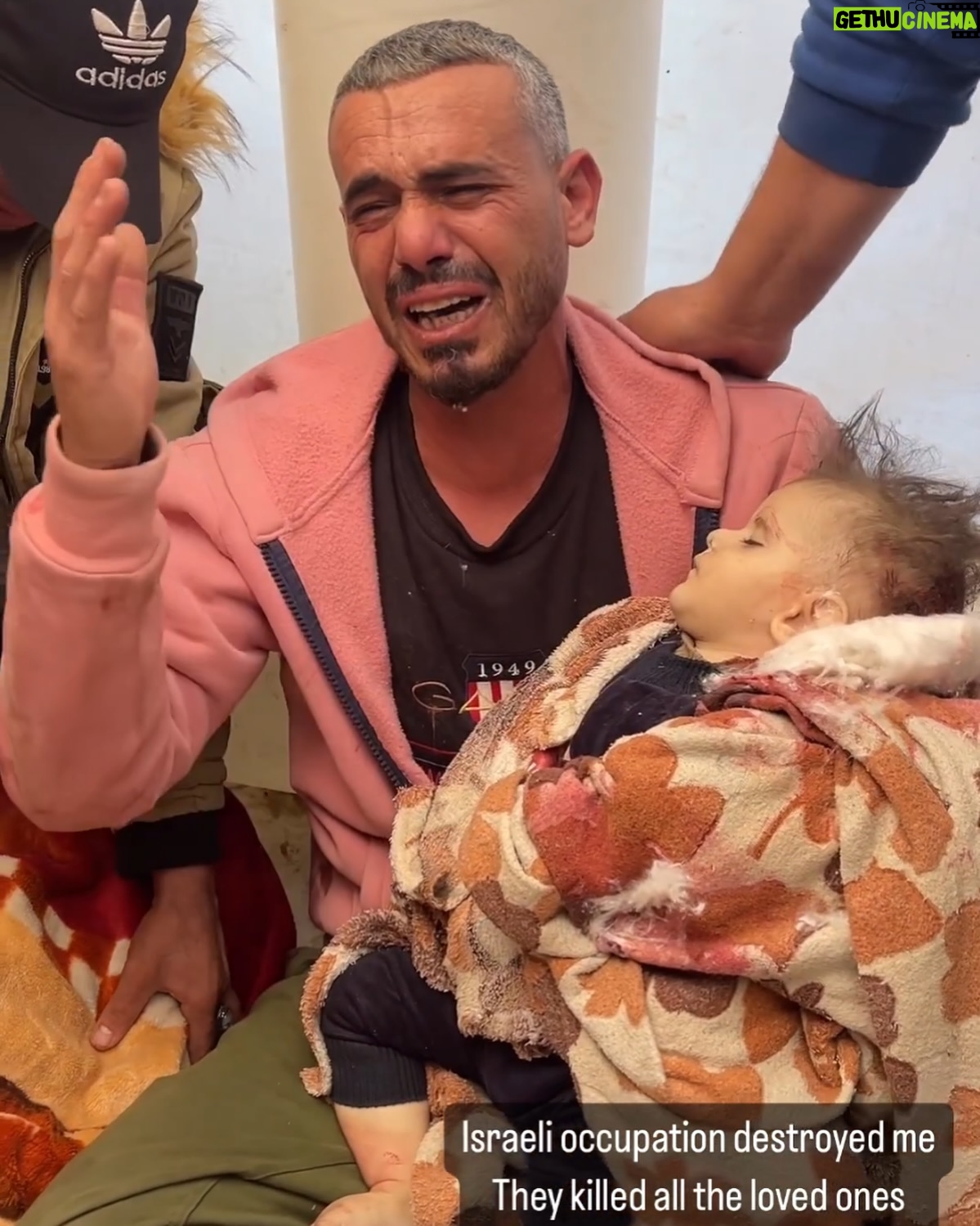 Kaya Yanar - 34.8K Likes - Da ist eine Mutter, die sich wünscht, nochmal die Stimme ihrer toten Tochter zu hören. Ein Vater, der nicht fassen kann, dass sein Sohn aus dem Schlaf nicht mehr aufwachen wird. Eine Tochter, die sich wünscht, statt ihrer Mutter getötet worden zu sein. Ein Großvater, dem die israelischen Bomben 27 Familienmitglieder genommen haben. Keiner von ihnen hatte etwas mit der Hamas zu tun. Nichts davon hatte etwas mit Selbstverteidigung zu tun.
“Nie wieder” ist jetzt und für alle. Deshalb fordere ich: Waffenstillstand, jetzt!