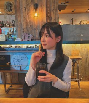 Kayano Masuyama Instagram - 美味しい年越し蕎麦を食べられて、
お腹も心も大満足で年を越せそうです😂
来年は数字的に節目を迎えることもしっかり意識しつつ
柔らかにしなやかに、力を抜いて抜いて、丁寧に、
進んでいきたいです。

関わってくださった全てのみなさん、
今年も一年ありがとうございました🐰♡
良いお年をお迎えください✨