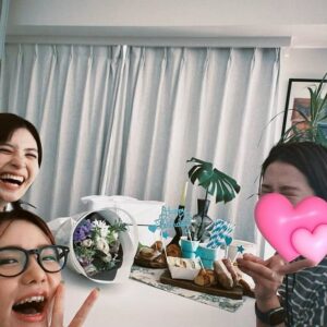 Kazisakku Instagram - 誕生日サプライズをしていただきました🥹✨美味しくておしゃれなランチに綺麗なお花に3人お揃いのスニーカーのプレゼント🎁嬉しくて幸せでした😭
そしてチームカジサックからのサプライズも😭✨
本当にありがとうございました🥹✨
楽しくて幸せでずっと笑ってて夢みたいな一日でした🫶
定期的に集まれていて幸せ🫶
#3嫁会
（あげ直しましたすみません💦）