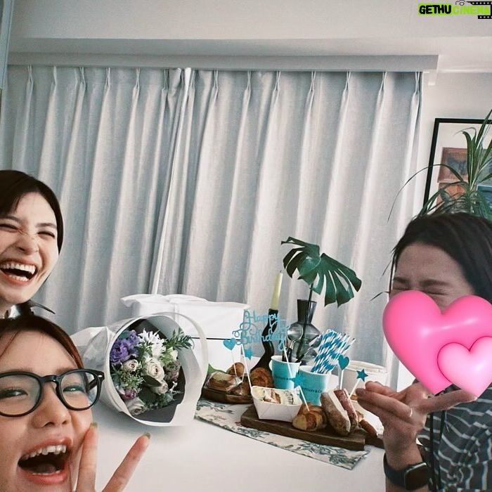 Kazisakku - 37K Likes - 誕生日サプライズをしていただきました🥹✨美味しくておしゃれなランチに綺麗なお花に3人お揃いのスニーカーのプレゼント🎁嬉しくて幸せでした😭
そしてチームカジサックからのサプライズも😭✨
本当にありがとうございました🥹✨
楽しくて幸せでずっと笑ってて夢みたいな一日でした🫶
定期的に集まれていて幸せ🫶
#3嫁会
(あげ直しましたすみません💦)