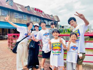 Kazisakku Instagram - 1泊2日の弾丸で沖縄🌺楽しかったー✈️
みんなで沖縄Tシャツ着る夢が叶いました🩵
（はるちゃんは暑くて脱いでます😂）