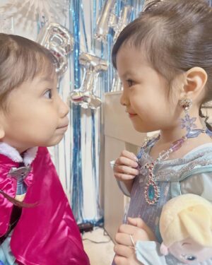 Kazisakku Instagram - はるちゃんの誕生日にカンナ先生がヘアアレンジしてくれました❄️
姉と妹逆だけど、アナとエルサになれたね😆
#カジサック