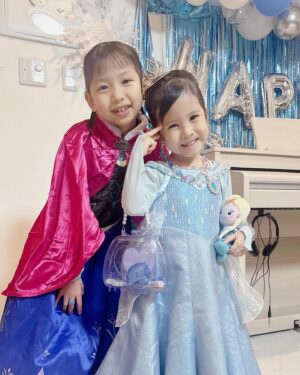 Kazisakku Instagram - はるちゃんの誕生日にカンナ先生がヘアアレンジしてくれました❄️
姉と妹逆だけど、アナとエルサになれたね😆
#カジサック