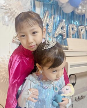 Kazisakku Instagram - はるちゃんの誕生日にカンナ先生がヘアアレンジしてくれました❄️
姉と妹逆だけど、アナとエルサになれたね😆
#カジサック
