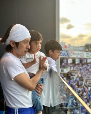 Kazisakku Instagram - 先日カジサックファミリーで横浜DeNAベイスターズの始球式に参加させていただいた動画がアップされました✨
とても貴重で最高に幸せな経験をさせていただき、夢のような1日となりました☺︎
野球大好きなとうじは終始真面目に観戦し、こじはこの日DeNAベイスターズの大ファンになりました😆

りおちゃんの歌声でグラウンドに立たせていただき、ツネさんファミリーとチームの皆さんで観戦できて最高に楽しく、一生の思い出に残る一日となりました☺︎

そして延長12回まで戦った後、疲れも残る中、牧選手がカジサックの投げたボールでホームランを打つまで帰れませんをやってくださって、なんて優しくてあったかい方なんだろうと感激しました😭✨ぜひ動画をご覧ください✨

ベイスターズファンの方々、ヤクルトファンの方々もとても暖かく迎えて入れてくださってとても嬉しかったです！球場の一体感が最高で、お客さん達を楽しませようと思うスタッフの方々の気持ちがすごく伝わるスタジアムでした✨この機会をくださった横浜DeNAベイスターズの関係者の方々、ご協力くださった牧選手をはじめとする選手の方々、本当にありがとうございました🙇‍♂️🙇‍♀️

#横浜スタジアム
#横浜denaベイスターズ 
#カジサック
#始球式
#最後の2枚の写真はツネ嫁さんからいただいたお気に入りの写真です❤️