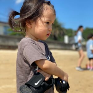 Kazisakku Instagram - おはる初めての海🏖
初めはドキドキしてたのか、じーーっと見つめていましたが、にぃにとねぇね達と貝殻を拾ったりカニを見つけたり🦀楽しそうでした☺︎
#おはる🕊
#はじめてがたくさん
#世界はおはるの知らないものがまだまだたくさんあるね☺︎
#夏休みの思い出
#ヨメグラム