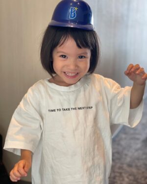 Kazisakku Instagram - 先日カジサックファミリーで横浜DeNAベイスターズの始球式に参加させていただいた動画がアップされました✨
とても貴重で最高に幸せな経験をさせていただき、夢のような1日となりました☺︎
野球大好きなとうじは終始真面目に観戦し、こじはこの日DeNAベイスターズの大ファンになりました😆

りおちゃんの歌声でグラウンドに立たせていただき、ツネさんファミリーとチームの皆さんで観戦できて最高に楽しく、一生の思い出に残る一日となりました☺︎

そして延長12回まで戦った後、疲れも残る中、牧選手がカジサックの投げたボールでホームランを打つまで帰れませんをやってくださって、なんて優しくてあったかい方なんだろうと感激しました😭✨ぜひ動画をご覧ください✨

ベイスターズファンの方々、ヤクルトファンの方々もとても暖かく迎えて入れてくださってとても嬉しかったです！球場の一体感が最高で、お客さん達を楽しませようと思うスタッフの方々の気持ちがすごく伝わるスタジアムでした✨この機会をくださった横浜DeNAベイスターズの関係者の方々、ご協力くださった牧選手をはじめとする選手の方々、本当にありがとうございました🙇‍♂️🙇‍♀️

#横浜スタジアム
#横浜denaベイスターズ 
#カジサック
#始球式
#最後の2枚の写真はツネ嫁さんからいただいたお気に入りの写真です❤️