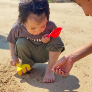 Kazisakku Instagram - おはる初めての海🏖
初めはドキドキしてたのか、じーーっと見つめていましたが、にぃにとねぇね達と貝殻を拾ったりカニを見つけたり🦀楽しそうでした☺︎
#おはる🕊
#はじめてがたくさん
#世界はおはるの知らないものがまだまだたくさんあるね☺︎
#夏休みの思い出
#ヨメグラム