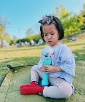Kazisakku Instagram - 昨日東京は変な天気でした☔️🌞
母と妹と姪っ子ちゃんと子ども達と（とうじは部活でした）公園にピクニックへ✨
ところが、公園の駐車場に着いた途端まさかの土砂降りに☔️🌦️
諦めて帰ろうと駐車場から出て家路に着いた途端ぴかーんとお日様が🌞
そのまま戻るのも癪なので違う公園へ🚗💨
おはるはディズニーで買ったシャボン玉が気に入って大はしゃぎでした🕊️
サッカーしたりバレーしたりかき氷食べたりしていたら、またもや雨が🌦️
急いで片付けて帰りました🚗💨
雨が降ったりやんだりでしたが、子ども達はとっても楽しかったようです✨

#はるさんぽ🕊️
#シャボン玉の構造が気になる険しい顔のおはる🕊️
#カジサック
#ヨメグラム