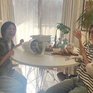 Kazisakku Instagram - 誕生日サプライズをしていただきました🥹✨美味しくておしゃれなランチに綺麗なお花に3人お揃いのスニーカーのプレゼント🎁嬉しくて幸せでした😭
そしてチームカジサックからのサプライズも😭✨
本当にありがとうございました🥹✨
楽しくて幸せでずっと笑ってて夢みたいな一日でした🫶
定期的に集まれていて幸せ🫶
#3嫁会
（あげ直しましたすみません💦）
