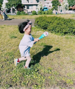 Kazisakku Instagram - 昨日東京は変な天気でした☔️🌞
母と妹と姪っ子ちゃんと子ども達と（とうじは部活でした）公園にピクニックへ✨
ところが、公園の駐車場に着いた途端まさかの土砂降りに☔️🌦️
諦めて帰ろうと駐車場から出て家路に着いた途端ぴかーんとお日様が🌞
そのまま戻るのも癪なので違う公園へ🚗💨
おはるはディズニーで買ったシャボン玉が気に入って大はしゃぎでした🕊️
サッカーしたりバレーしたりかき氷食べたりしていたら、またもや雨が🌦️
急いで片付けて帰りました🚗💨
雨が降ったりやんだりでしたが、子ども達はとっても楽しかったようです✨

#はるさんぽ🕊️
#シャボン玉の構造が気になる険しい顔のおはる🕊️
#カジサック
#ヨメグラム