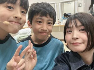 Kazisakku Instagram - ストーリーにも挙げましたが
オフ会のオフショットです☺︎
ダンスに向かうカンナの背中は我が子ながらかっこよく感じました🌸
目が🌙のせんちゃん❤️
楽屋でスライムにハマるおはるです👧🏻
購入してくださった方が非常に多く、嬉しいことにアーカイブの購入と視聴が延長されました✨購入は4月14日12時まで、視聴は18時までです😊

#カジサックオフ会
#オフショット
#ヨメグラム
