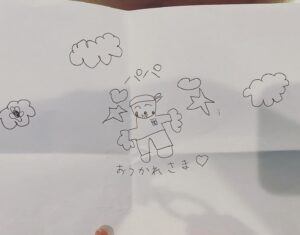 Kazisakku Instagram - 昨日の寝たら即帰宅生配信見てくださった方々ありがとうございました！お疲れ様でした！
せんちゃんがパパとトンボさんに書いたお手紙です😊
「おつかれさま」は書いて！と言われたので私が書きましたが、それ以外はせんちゃんが自分で書きました🥰
今日から幼稚園だったので、もう寝るよ！と言ったら
「まだみんなの分書いてないの！」と言ってなかなか寝てくれなかったのですが、なんとか寝てくれました😊お手紙はパパのベッドに置きに行ってました🥰
#せんちゃん
#カジサック
#ヨメグラム