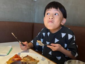 Kazisakku Instagram - はるのアイスを狙うこじ🍨
もらえないこじ🍨
アイスを食べに行こうって言ってカフェに入ったのに何故かお肉を食べるこじ🍖
前菜セットを食べる母🍖

3人のおでかけ楽しかったー😆