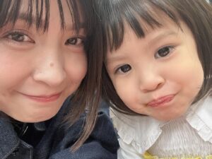 Kazisakku Instagram - ストーリーにも挙げましたが
オフ会のオフショットです☺︎
ダンスに向かうカンナの背中は我が子ながらかっこよく感じました🌸
目が🌙のせんちゃん❤️
楽屋でスライムにハマるおはるです👧🏻
購入してくださった方が非常に多く、嬉しいことにアーカイブの購入と視聴が延長されました✨購入は4月14日12時まで、視聴は18時までです😊

#カジサックオフ会
#オフショット
#ヨメグラム
