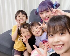 Kazisakku Instagram - しなこさん @ssshinako とコラボしていただきました❤️しなこさん本当に優しくて優しくて、お家でたくさんおやつをくださったり、子ども達に夢のような時間をありがとうございました✨
しなこさんのチャンネルではカービィを食べるにかんちゃんがチャレンジしたり、せんこじは地球グミを初めて作りました！
カジサックのチャンネルではカジサックにまたドッキリを仕掛けました😊
是非是非ご覧ください✨
#大好きなしなこさんに会えて感激のおはる
#本当にありがとうございました 
#カジサック
#ヨメグラム