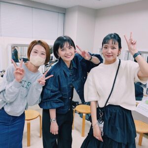 Kazisakku Instagram - 妻'sです☺︎
親戚じゃないのに親戚みたいで、みんなでいるのが本当楽しくて、楽屋も打ち上げもずーっと楽しかったです❤️
打ち上げは妻3人とカンナとはるちゃんの女子会テーブルでした🥰
はるちゃんはラムチョップがお気に入りでカンナとどっちが綺麗に食べれるか選手権を開催してました💪
カンナの圧倒的勝利でした✨

#カジサック
#カジサックオフ会
#ヨメグラム