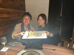 Kazisakku Instagram - 夫婦でもお祝いしてもらいました😆
いつもお世話になってる焼肉屋さんに初めて2人で行きました✨めちゃめちゃ美味しかった😆
サプライズプレート嬉しかったー🎂
ありがとうー❤️