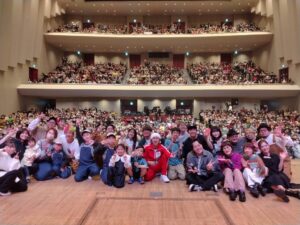 Kazisakku Instagram - 昨日はカジサックオフ会in東京でした✨
木島さんの応援前説から始まり、カンナのダンス、シークレットゲストの石田さんとのトーク、カジサックハウスの復活とplaygooseさんの生歌とカジサックの涙と坊主と乙女でみんなでたくさん踊って盛りだくさんのオフ会でした✨
どこを見てもみなさんたくさん手を振ってくださって、目が合うと喜んでくださって、わざわざ作ってきてくださった素敵なうちわがたっくさんで😭✨終始楽しくて始まってからずーっと胸がいっぱいでした😭😭😭
たくさんの方々に支えられてカジサックチャンネルはここまでやって来れたことを再認識しました✨
皆さんからのたくさんの声援に幸せをたくさんたくさんいただいて、ハッピーが会場いっぱいに溢れている2時間でした🌸見にきてくださった方、そして配信を見てくださった方、本当に本当にありがとうございました🙇‍♀️
まだよしもとのfunnyオンラインチケットで4/2まで（好評の為4/7まで延長しました✨）見られますので是非見たいなと思っていた方はチェックしてみてください！

#カジサック
#カジサックオフ会
#playgoose さん
#エハラマサヒロ　さん
#スパイク松浦　さん
#持山翔子 さん
#ジョーダイスケ　さん
#シークレットゲストのNONSTYLE石田さん
#ありがとうございました🙇‍♂️🙇‍♀️
#ヨメグラム