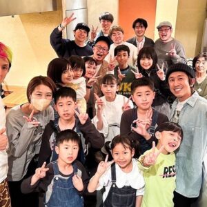 Kazisakku Instagram - 昨日はカジサックオフ会in東京でした✨
木島さんの応援前説から始まり、カンナのダンス、シークレットゲストの石田さんとのトーク、カジサックハウスの復活とplaygooseさんの生歌とカジサックの涙と坊主と乙女でみんなでたくさん踊って盛りだくさんのオフ会でした✨
どこを見てもみなさんたくさん手を振ってくださって、目が合うと喜んでくださって、わざわざ作ってきてくださった素敵なうちわがたっくさんで😭✨終始楽しくて始まってからずーっと胸がいっぱいでした😭😭😭
たくさんの方々に支えられてカジサックチャンネルはここまでやって来れたことを再認識しました✨
皆さんからのたくさんの声援に幸せをたくさんたくさんいただいて、ハッピーが会場いっぱいに溢れている2時間でした🌸見にきてくださった方、そして配信を見てくださった方、本当に本当にありがとうございました🙇‍♀️
まだよしもとのfunnyオンラインチケットで4/2まで（好評の為4/7まで延長しました✨）見られますので是非見たいなと思っていた方はチェックしてみてください！

#カジサック
#カジサックオフ会
#playgoose さん
#エハラマサヒロ　さん
#スパイク松浦　さん
#持山翔子 さん
#ジョーダイスケ　さん
#シークレットゲストのNONSTYLE石田さん
#ありがとうございました🙇‍♂️🙇‍♀️
#ヨメグラム