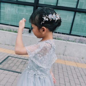 Kazisakku Instagram - 先日せんちゃん初めてのピアノの発表会がありました🎹
この日のドレスも髪飾りも靴もせんちゃんが自分で全部選びました👗
くすんだグレーブルーがとっても似合っていて素敵でした✨
髪の毛はせんちゃんがカンナにお願いをしたら、とっても綺麗にしてくれました😆かんちゃんに綺麗に固めてもらった前髪がとってもお気に入りだったようで、崩れないように手でずっと風を抑えていました🥹
せんちゃん間違えずに堂々と弾けていて感動でした🥹
せんちゃんとってもとーっても素敵だったよ😆✨
#カジサック
#せんちゃん
#ドレスも髪飾りも靴も全部楽天で買いました✨