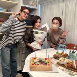 Kazisakku Instagram - 誕生日サプライズをしていただきました🥹✨美味しくておしゃれなランチに綺麗なお花に3人お揃いのスニーカーのプレゼント🎁嬉しくて幸せでした😭
そしてチームカジサックからのサプライズも😭✨
本当にありがとうございました🥹✨
楽しくて幸せでずっと笑ってて夢みたいな一日でした🫶
定期的に集まれていて幸せ🫶
#3嫁会
（あげ直しましたすみません💦）