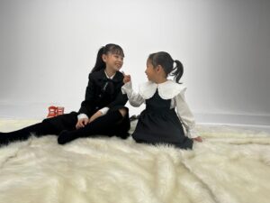 Kazisakku Instagram - 先日ボンボンアカデミーさんにカンナとせんちゃんが出演させていただきました🌸
卒園&入学のせんちゃんにぴったりのメドレーを歌って踊りました🌸
カジサックチャンネルの方では裏側に密着しています✨
そしてそしていちなるTVさんの方ではいっちーさんとなるさんにたくさん遊んでいただきました🥰是非是非ご覧ください✨

動画の合間もいっちーさんとなるさんがたくさん喋ってくださって、カンナとせんちゃんはとっても楽しい一日となりました✨

#クリスマスメドレーからの成長もお楽しみください☺︎
#ボンボンアカデミー
#いちなるtv さん
#ありがとうございました😊
#カジサック