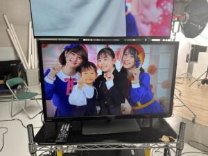 Kazisakku Instagram - 先日ボンボンアカデミーさんにカンナとせんちゃんが出演させていただきました🌸
卒園&入学のせんちゃんにぴったりのメドレーを歌って踊りました🌸
カジサックチャンネルの方では裏側に密着しています✨
そしてそしていちなるTVさんの方ではいっちーさんとなるさんにたくさん遊んでいただきました🥰是非是非ご覧ください✨

動画の合間もいっちーさんとなるさんがたくさん喋ってくださって、カンナとせんちゃんはとっても楽しい一日となりました✨

#クリスマスメドレーからの成長もお楽しみください☺︎
#ボンボンアカデミー
#いちなるtv さん
#ありがとうございました😊
#カジサック