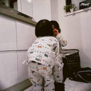Kazisakku Instagram - 寝る前に2人で学校ごっこ中☺︎
せんちゃんがはるちゃんと遊んでくれてとっても助かっています😊

#姉妹
#5人兄妹の日常
#カジサック
#ヨメグラム