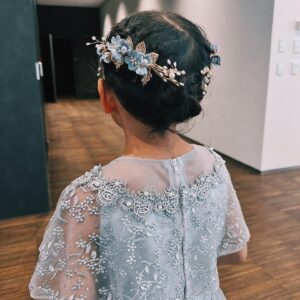 Kazisakku Instagram - 先日せんちゃん初めてのピアノの発表会がありました🎹
この日のドレスも髪飾りも靴もせんちゃんが自分で全部選びました👗
くすんだグレーブルーがとっても似合っていて素敵でした✨
髪の毛はせんちゃんがカンナにお願いをしたら、とっても綺麗にしてくれました😆かんちゃんに綺麗に固めてもらった前髪がとってもお気に入りだったようで、崩れないように手でずっと風を抑えていました🥹
せんちゃん間違えずに堂々と弾けていて感動でした🥹
せんちゃんとってもとーっても素敵だったよ😆✨
#カジサック
#せんちゃん
#ドレスも髪飾りも靴も全部楽天で買いました✨