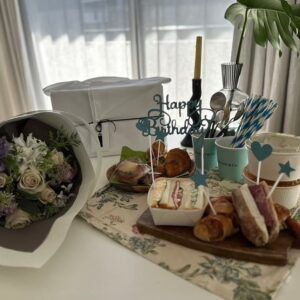 Kazisakku Instagram - 誕生日サプライズをしていただきました🥹✨美味しくておしゃれなランチに綺麗なお花に3人お揃いのスニーカーのプレゼント🎁嬉しくて幸せでした😭
そしてチームカジサックからのサプライズも😭✨
本当にありがとうございました🥹✨
楽しくて幸せでずっと笑ってて夢みたいな一日でした🫶
定期的に集まれていて幸せ🫶
#3嫁会
（あげ直しましたすみません💦）