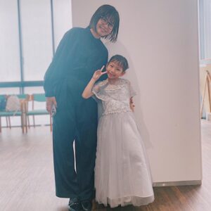 Kazisakku Instagram - 先日せんちゃん初めてのピアノの発表会がありました🎹
この日のドレスも髪飾りも靴もせんちゃんが自分で全部選びました👗
くすんだグレーブルーがとっても似合っていて素敵でした✨
髪の毛はせんちゃんがカンナにお願いをしたら、とっても綺麗にしてくれました😆かんちゃんに綺麗に固めてもらった前髪がとってもお気に入りだったようで、崩れないように手でずっと風を抑えていました🥹
せんちゃん間違えずに堂々と弾けていて感動でした🥹
せんちゃんとってもとーっても素敵だったよ😆✨
#カジサック
#せんちゃん
#ドレスも髪飾りも靴も全部楽天で買いました✨