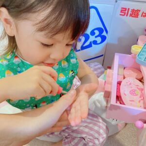 Kazisakku Instagram - 小さなネイル屋さん💅
とてもていねいなお店です✨

はるちゃん赤ちゃんの頃は大丈夫だったのですが、少し色々わかるようになってからはよだれかけが苦手でご飯の時もビブをつけてくれないのですが、この日は珍しくとうじが作ってくれたよだれかけをつけて嬉しそうでした☺︎

#おはる🕊
#ヨメグラム
#カジサック