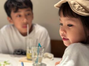Kazisakku Instagram - 先日とうじもはるちゃんも午前で終わりの日に4人でランチに行きました😆
意外と仲良しな2人です😊

とうじは緑町のこやじTシャツを愛用しています😊
#カジサック
#12歳差姉妹 兄妹