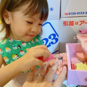 Kazisakku Instagram - 小さなネイル屋さん💅
とてもていねいなお店です✨

はるちゃん赤ちゃんの頃は大丈夫だったのですが、少し色々わかるようになってからはよだれかけが苦手でご飯の時もビブをつけてくれないのですが、この日は珍しくとうじが作ってくれたよだれかけをつけて嬉しそうでした☺︎

#おはる🕊
#ヨメグラム
#カジサック
