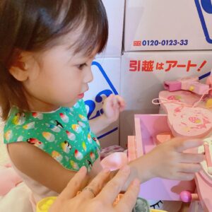 Kazisakku Instagram - 小さなネイル屋さん💅
とてもていねいなお店です✨

はるちゃん赤ちゃんの頃は大丈夫だったのですが、少し色々わかるようになってからはよだれかけが苦手でご飯の時もビブをつけてくれないのですが、この日は珍しくとうじが作ってくれたよだれかけをつけて嬉しそうでした☺︎

#おはる🕊
#ヨメグラム
#カジサック