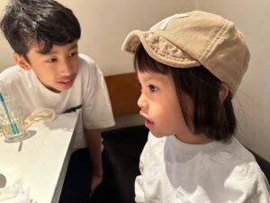 Kazisakku Instagram - 先日とうじもはるちゃんも午前で終わりの日に4人でランチに行きました😆
意外と仲良しな2人です😊

とうじは緑町のこやじTシャツを愛用しています😊
#カジサック
#12歳差姉妹 兄妹
