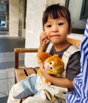Kazisakku Instagram - パパからおはるへ日光のお土産🐵
お気に入りで肌身離さず☺︎
お尻がピンクで❤️になってて可愛いおさるさん🐵
#ヨメグラム
#カジサック
#おはる🕊
#2歳